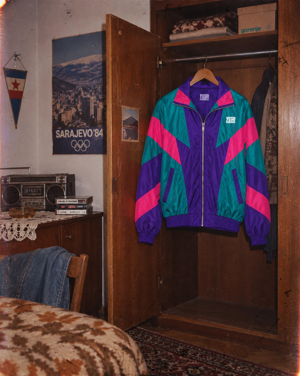 Yugo Trackwear fotografija — kod kuće