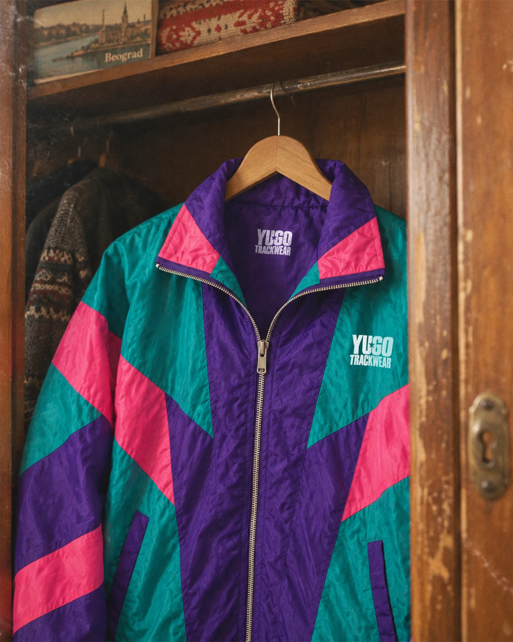 Yugo Trackwear fotografija — detalj vješalice