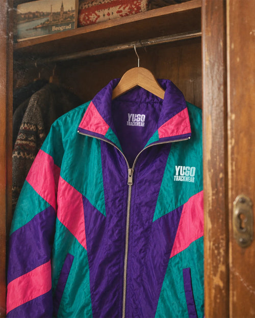 Yugo Trackwear fotografija — detalj vješalice